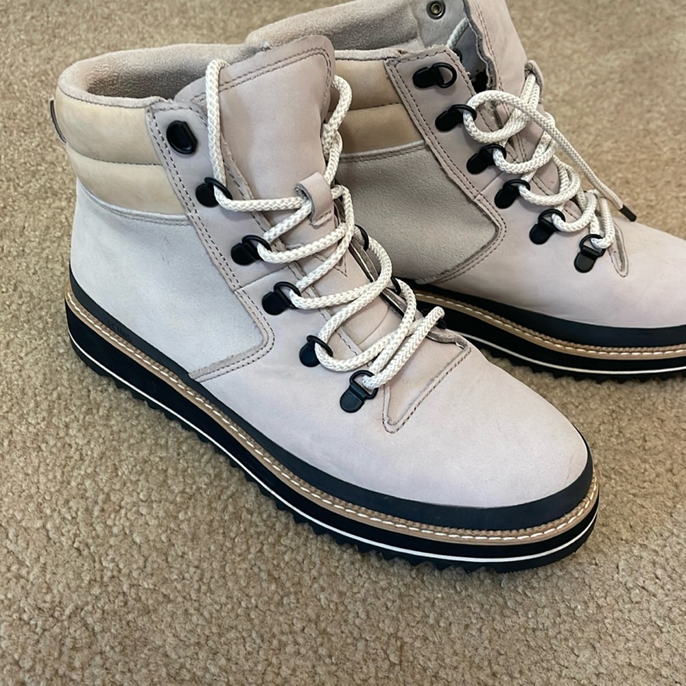 Toms Mojave winter boots. Lace up